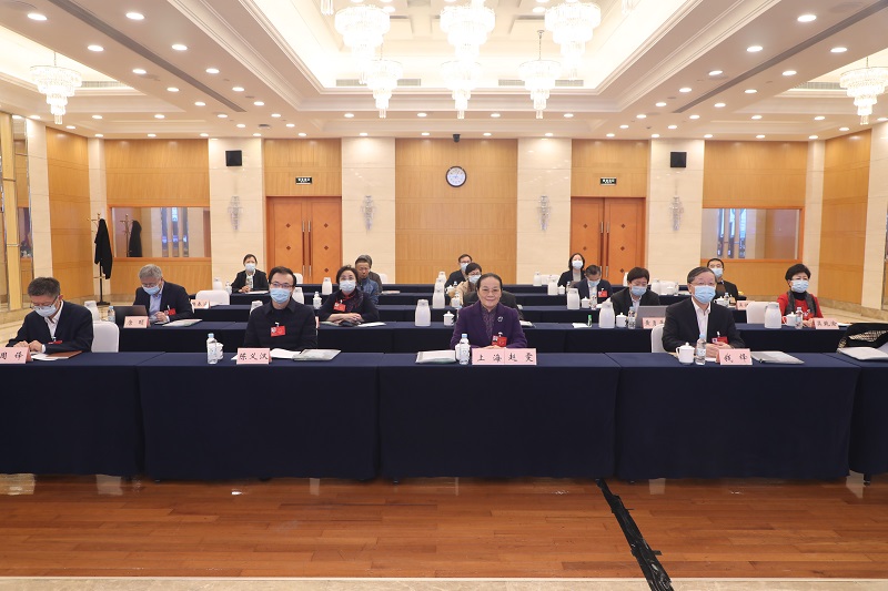 赵雯副主席在上海分会场听取科学报告缩.jpg