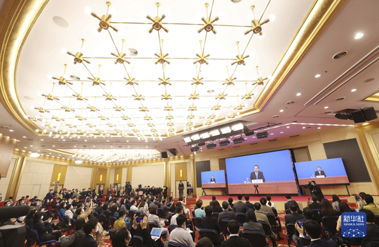 3月11日，国务院总理李克强在北京人民大会堂出席记者会并回答中外记者提问。这是记者在位于梅地亚中心的分会场采访。新华社记者 卢烨 摄.jpg