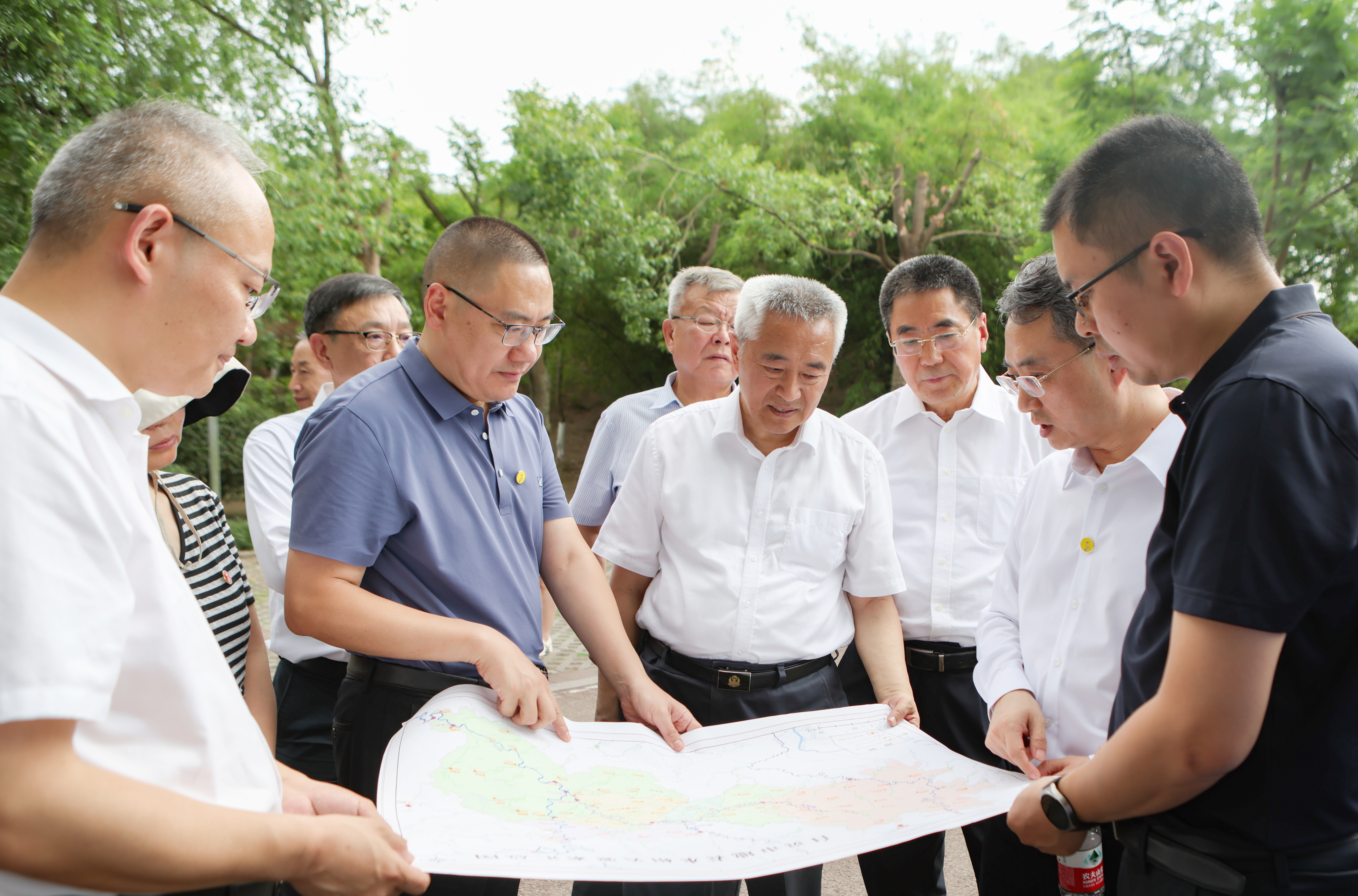 调研组在自贡市釜溪河复合绿道调研长江支流周边水环境治理情况 .jpg