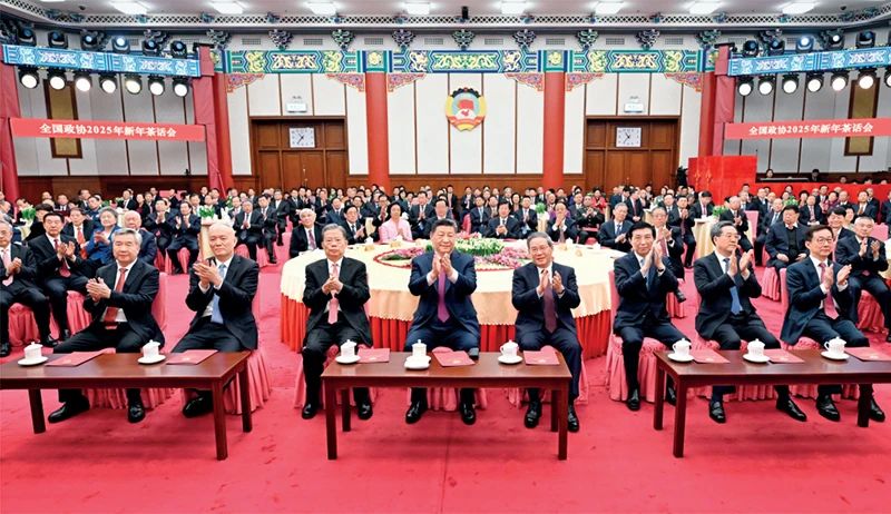 2.2024年12月31日，全国政协在北京举行新年茶话会。党和国家领导人习近平、李强、赵乐际、王沪宁、蔡奇、丁薛祥、李希、韩正出席茶话会并观看演出。 新华社记者 谢环驰摄.jpg