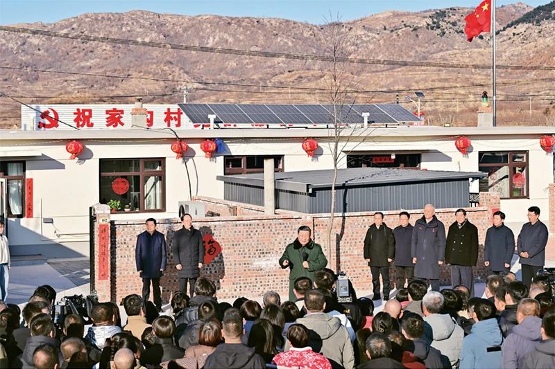 4.2025年1月22日至24日，中共中央总书记、国家主席、中央军委主席习近平冒着严寒来到辽宁，看望慰问基层干部群众。这是22日下午，习近平在葫芦岛市绥中县明水满族乡祝家沟村考察时，同村民们亲切交流，向大家致以诚挚慰问和新春祝福。 新华社记者 翟健岚摄.jpg