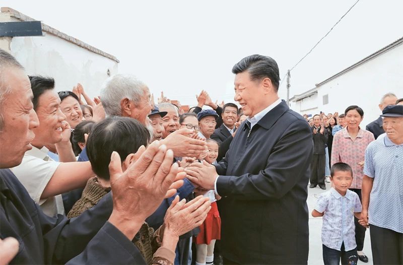 5.2019年8月19日至22日，中共中央总书记、国家主席、中央军委主席习近平在甘肃考察。这是21日上午，习近平在武威市古浪县黄花滩生态移民区富民新村同村民亲切交谈。 新华社记者 鞠鹏摄.jpg