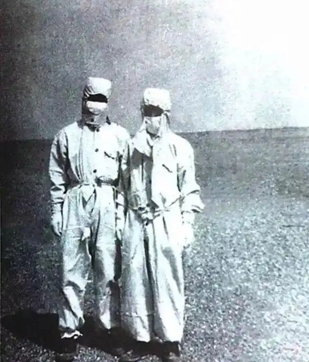 3 1979年，寻回未爆的核武器弹头后，邓稼先（左）于新疆核试验基地的戈壁滩.png