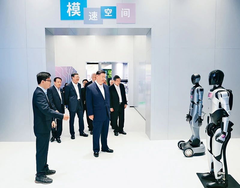 2 2025年4月29日，中共中央总书记、国家主席、中央军委主席习近平在上海考察。这是习近平在位于徐汇区的上海“模速空间”大模型创新生态社区，听取相关技术研发和企业生产经营介绍。 新华社记者 王晔摄.jpg