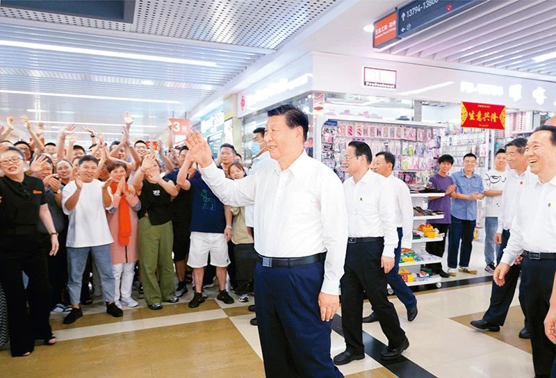 3 2023年9月20日至21日，中共中央总书记、国家主席、中央军委主席习近平在浙江考察。这是20日上午，习近平在义乌国际商贸城考察时，同商户亲切交流。 新华社记者 李学仁摄.jpg