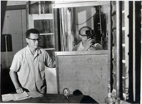 1.严东生（左）与郭景坤在实验 来源丨中国科学家博物馆.png