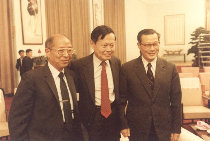 3.严东生（右一）与杨振宁等在人民大会堂国庆招待会 来源丨中国科学家博物馆.png