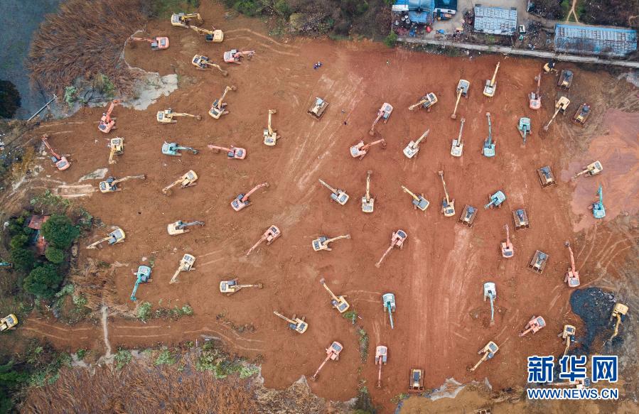 大型机械在武汉火神山医院建设工地施工（2020年1月24日摄，无人机照片）。新华社记者 肖艺九 摄