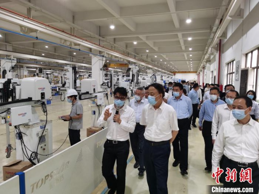 九三学社中央主席武维华率调研组赴广东开展重点考察调研。图为调研组在广东拓斯达科技股份有限公司调研。 郭军 摄