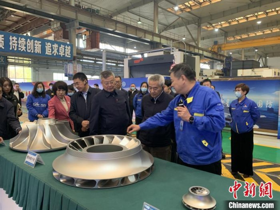 九三学社中央常务副主席邵鸿率调研组赴辽宁开展重点考察调研。图为调研组在沈阳鼓风机集团有限公司调研。 韩宏 摄