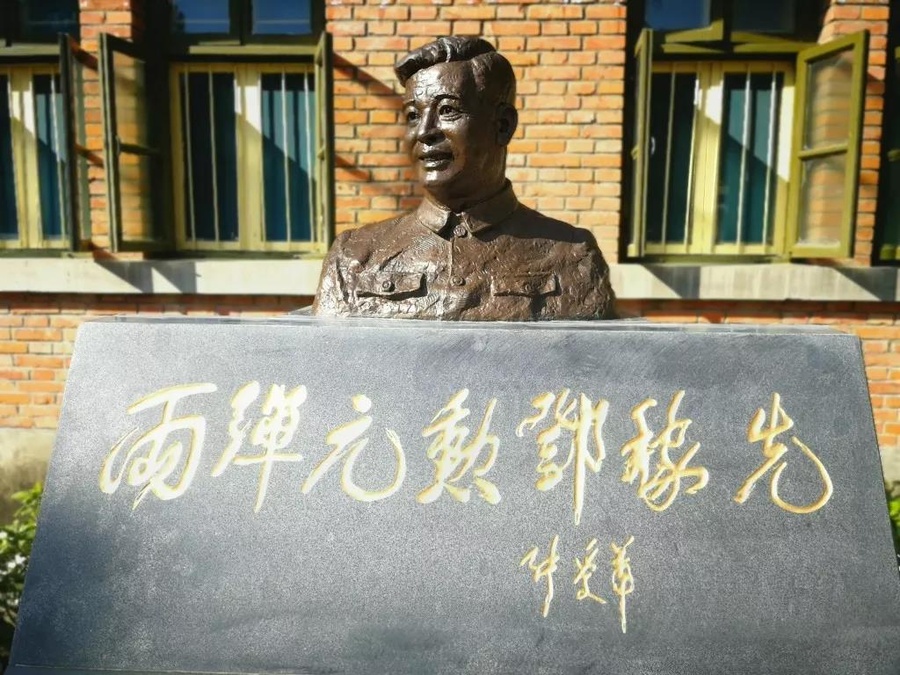 两弹城邓稼先铜像.jpg 两弹城邓稼先铜像.jpg