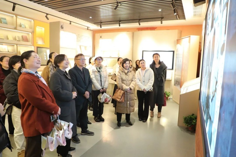 图 2湖南女社员赴芙蓉实验室开展实地调研.jpg 图 2湖南女社员赴芙蓉实验室开展实地调研.jpg