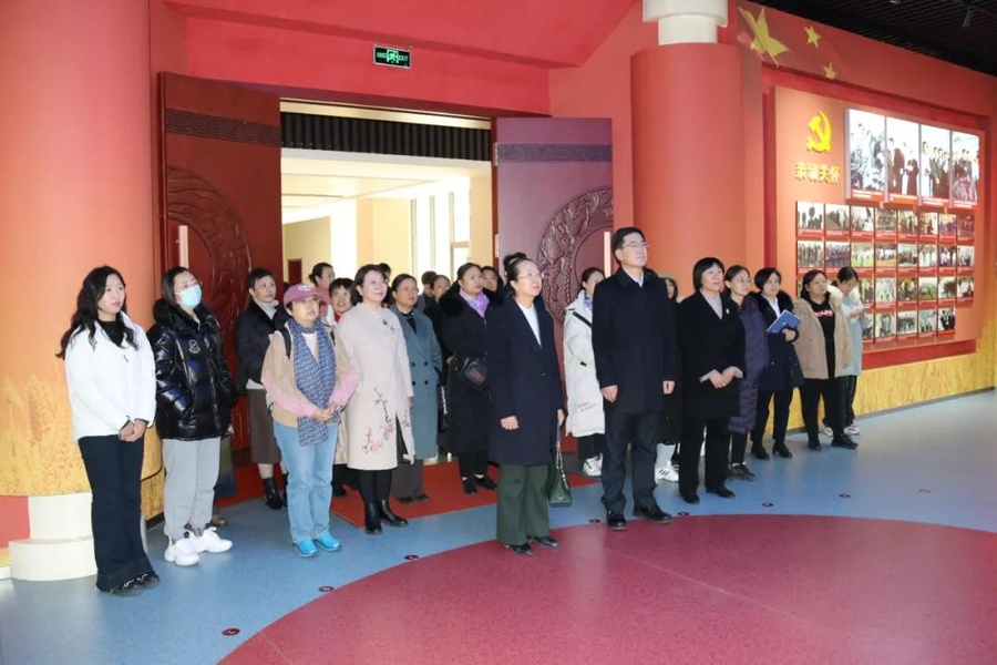 图 4山东女社员参观省农科院.jpg 图 4山东女社员参观省农科院.jpg