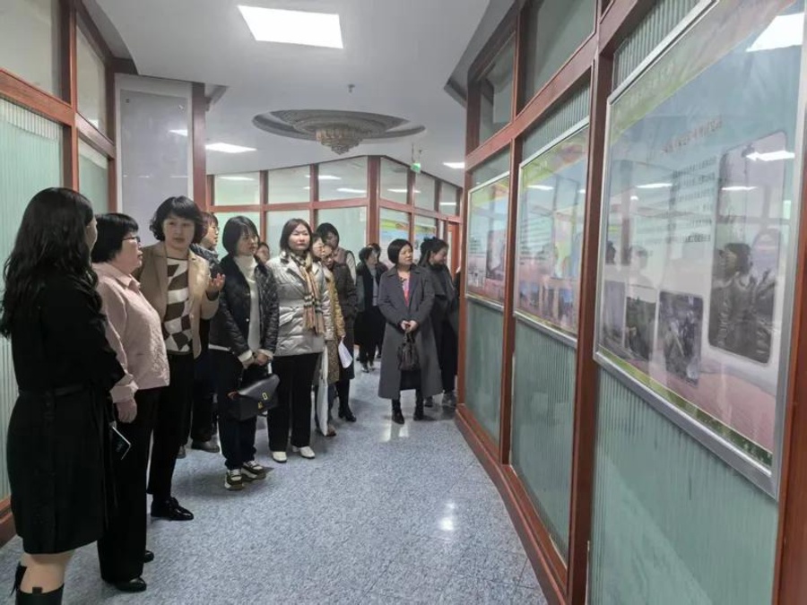 图 10甘肃女社员参观甘肃省治沙研究所文化长廊.jpg