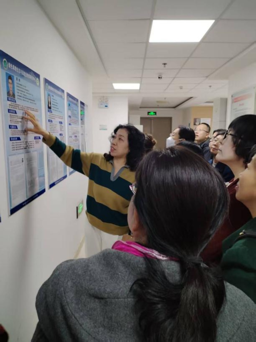 图 13山西女社员参观山西大学生命科学学院的动植物标本馆、基因组测序实验室、生物信息分析中心等前沿科研平台.jpg 图 13山西女社员参观山西大学生命科学学院的动植物标本馆、基因组测序实验室、生物信息分析中心等前沿科研平台.jpg