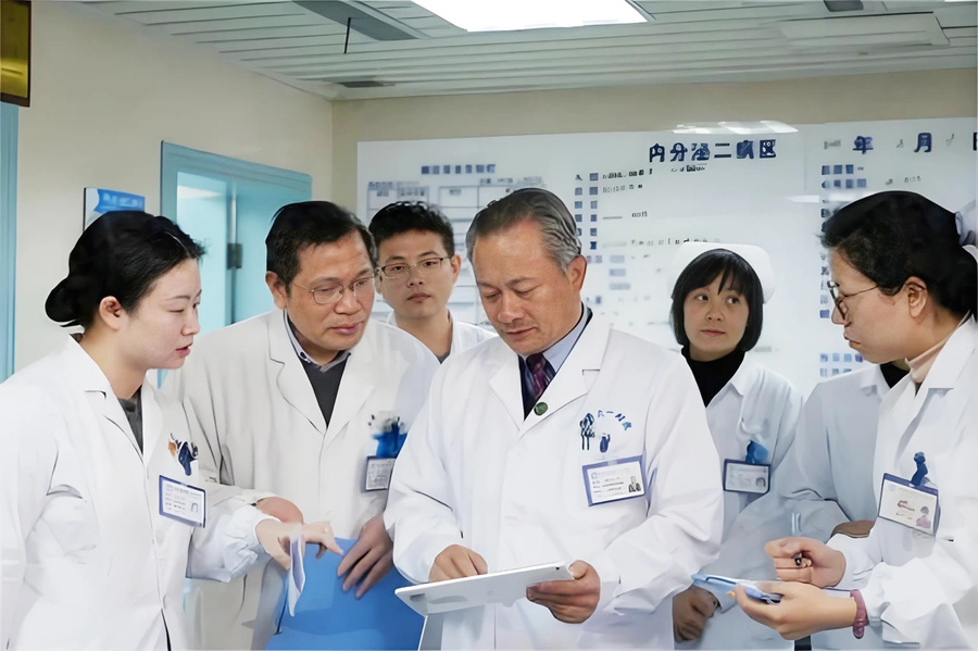 2025年2月,安徽医科大学校长、中国科学技术大学讲席教授翁建平(右三)带领团队研讨诊疗方案。受访者供图.jpg 2025年2月,安徽医科大学校长、中国科学技术大学讲席教授翁建平(右三)带领团队研讨诊疗方案。受访者供图.jpg