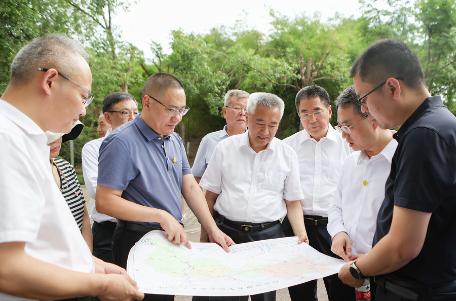 调研组在自贡市釜溪河复合绿道调研长江支流周边水环境治理情况 .jpg 调研组在自贡市釜溪河复合绿道调研长江支流周边水环境治理情况 .jpg