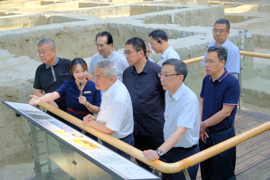 调研组一行在金沙遗址博物馆调研.jpg 调研组一行在金沙遗址博物馆调研.jpg