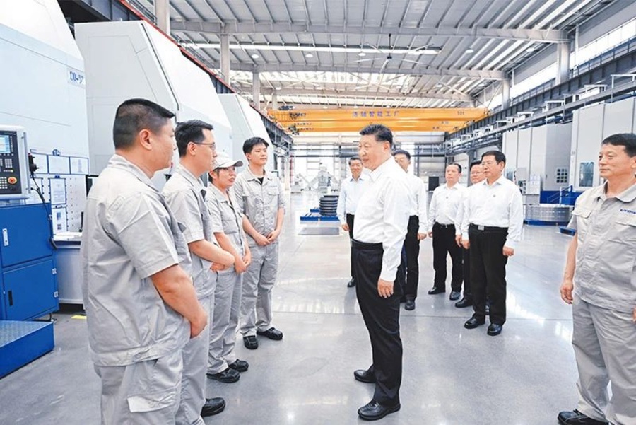 2025年5月19日至20日,中共中央总书记、国家主席、中央军委主席习近平在河南考察。这是19日下午,习近平在洛阳轴承集团股份有限公司智能工厂考察时,同企业职工亲切交流。 新华社记者 燕雁摄.jpg