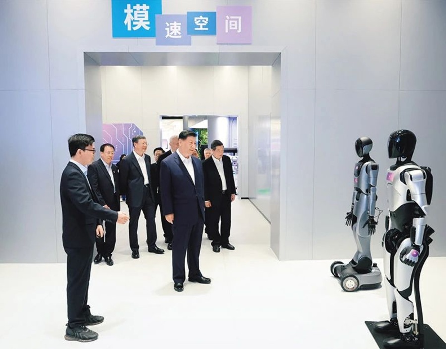 2025年4月29日,中共中央总书记、国家主席、中央军委主席习近平在上海考察。这是习近平在位于徐汇区的上海“模速空间”大模型创新生态社区,听取相关技术研发和企业生产经营介绍。 新华社记者 王晔摄.jpg