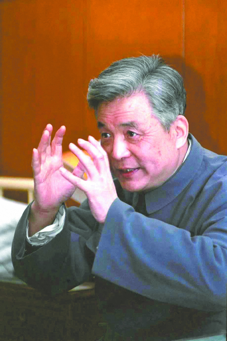 1 1986年3月,邓稼先在医院向来访者用手比划中国第一颗原子弹的大小.png 1 1986年3月,邓稼先在医院向来访者用手比划中国第一颗原子弹的大小.png