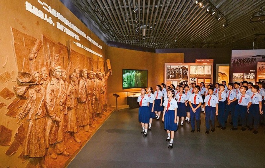 2 弘扬爱国主义精神,必须把爱国主义教育作为永恒主题。2025年7月7日上午,纪念全民族抗战爆发88周年仪式暨《为了民族解放与世界和平》主题展览开幕式在中国人民抗日战争纪念馆举行。图为当日少先队员参观主题展览。 新华社记者 陈晔华摄.jpg 2 弘扬爱国主义精神,必须把爱国主义教育作为永恒主题。2025年7月7日上午,纪念全民族抗战爆发88周年仪式暨《为了民族解放与世界和平》主题展览开幕式在中国人民抗日战争纪念馆举行。图为当日少先队员参观主题展览。 新华社记者 陈晔华摄.jpg