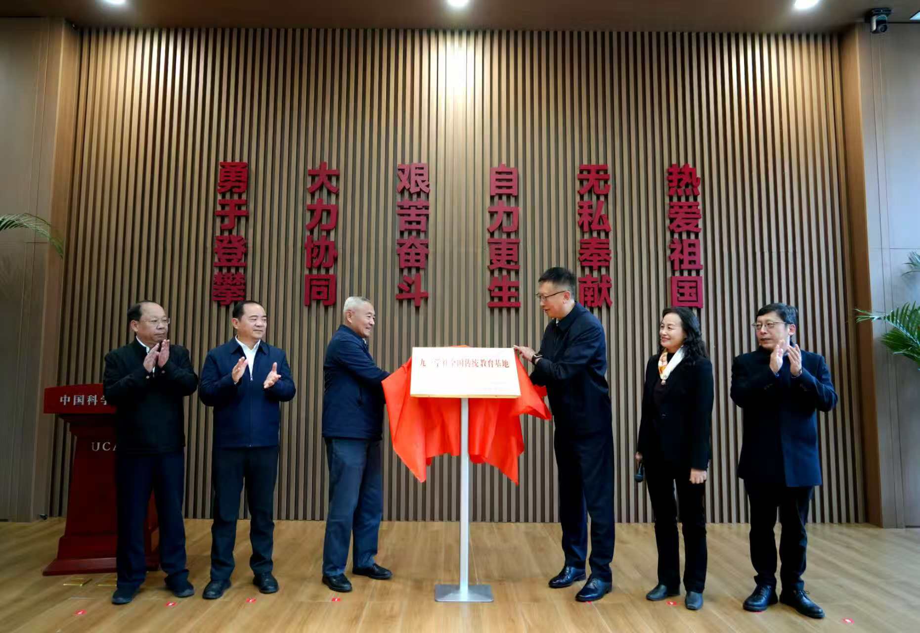 04fcf600bff10c3fc9e6acc078634eb6.jpg 04fcf600bff10c3fc9e6acc078634eb6.jpg