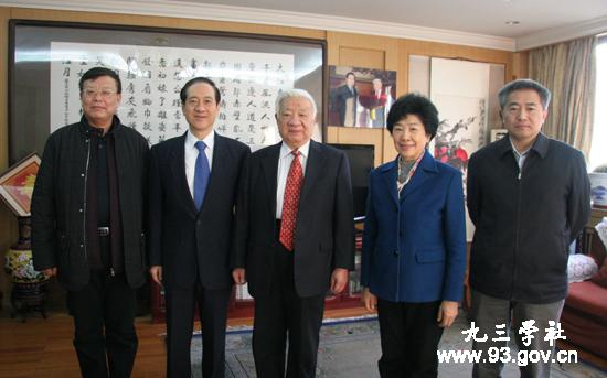 中央领导同志亲切看望老同志